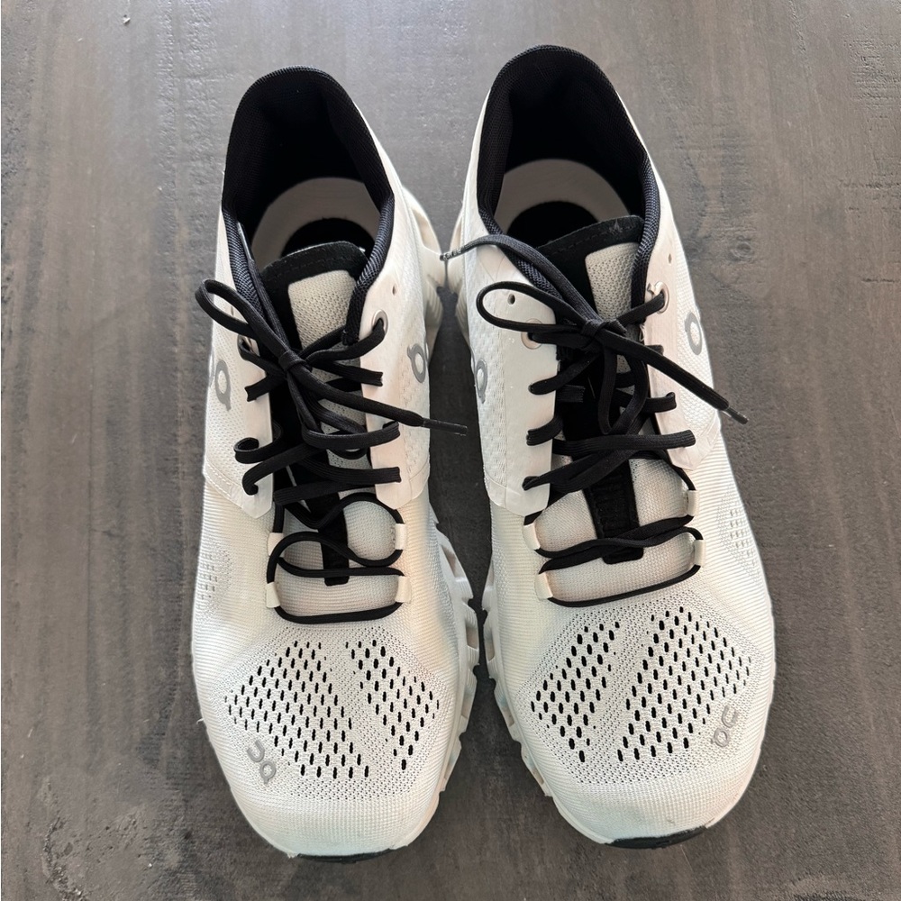 White On Cloud Women’s Shoes size 9.